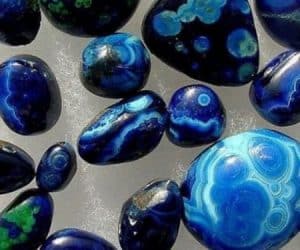 Piedras de azurita azul pulida