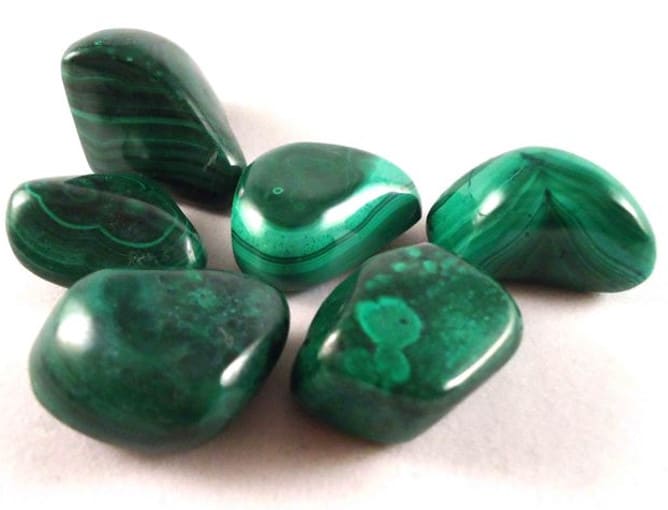 Piedra energética de color verde
