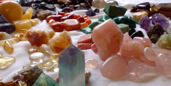 Piedras y gemas energéticas de colores